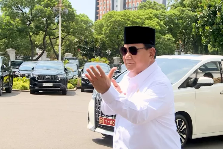 Menhan sekaligus Presiden Terpilih Prabowo Subianto memamerkan jurus silat di hadapan awak media saat mengunjungi istana pada Snein (8/7/2024).