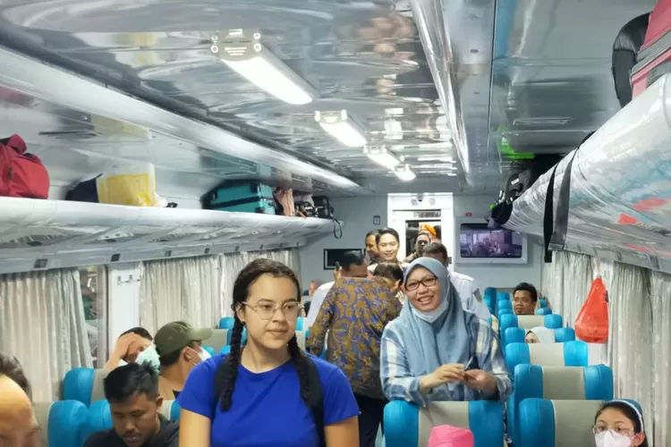 Situasi setiap gerbong kereta api selama libur panjang sekolah di sejumlah stasiun wilayah Jakarta, Kamis (11/7)  (Elizabeth Widowati )