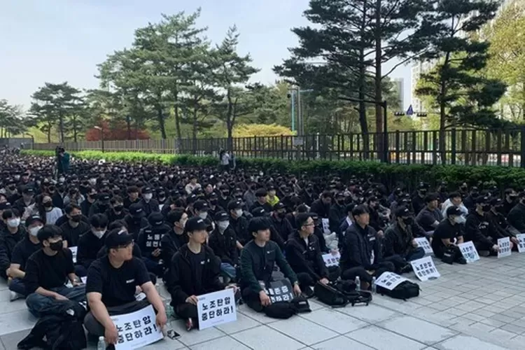 Ribuan Karyawan Samsung melakukan mogok kerja di Korsel, menuntut kenaikan upah dan tunjangan.