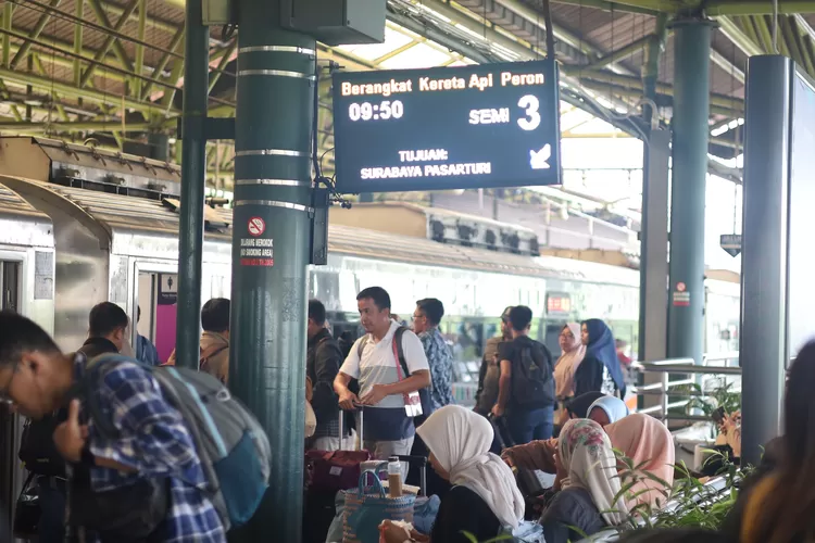 Kepadatan penumpang jalur kereta api selama libur panjang sekolah , Jakarta, Senin (15/7) (Elizabeth Widowati )