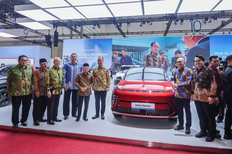 Kunjungan Wapres KH Ma'ruf Amin ke Booth Hyundai di GIIAS 2024, Menjajal All-New KONA Electric, Mobil Listrik Pertama dengan Tingkat Kandungan Lokal Terbesar di Indonesia  (BRYAN)