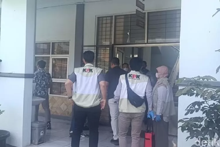 KPK geledah Disdik dan Disperin Semarang terkait dugaan korupsi di Pemkot. Penyidikan fokus pada suap, pemerasan ASN, dan gratifikasi. (Tangkapan Layar / HukamaNews.com)