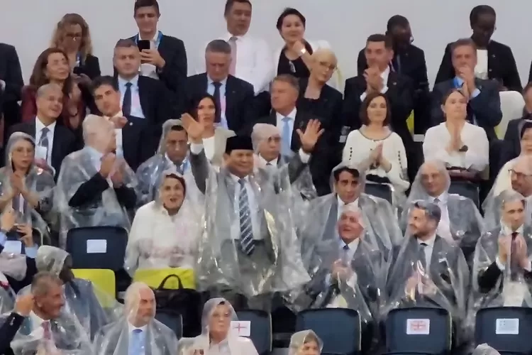 Menteri Pertahanan RI sekaligus Presiden terpilih Prabowo Subianto, menghadiri acara pembukaan Olimpiade Paris 2024 yang dihelat di Sungai Seine, Paris sekitar pukul 19.30 waktu setempat, atau Sabtu (27/7/2024) pukul 00.30 WIB.