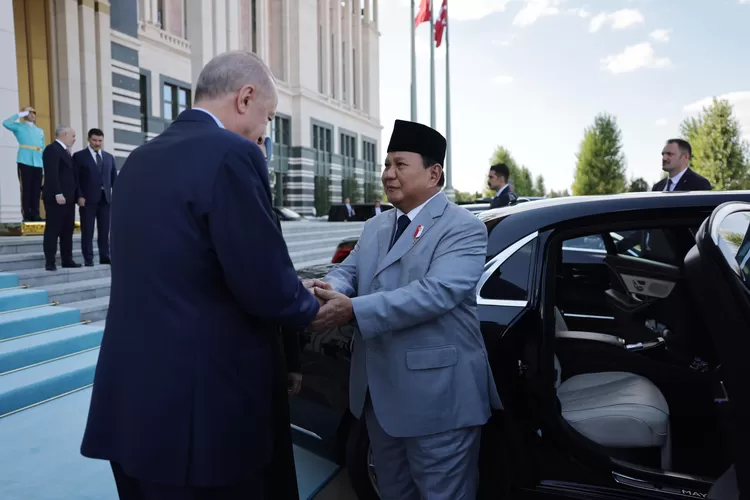 Prabowo Subianto diantar langsung ke mobil oleh Presiden Erdoğan usai pertemuan di Turki, menegaskan komitmen dalam kerja sama pertahanan (TKN Prabowo Gibran / HukamaNews.com)