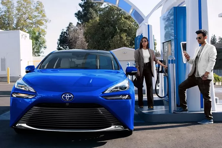 Toyota dituduh monopoli pasar hidrogen dan menaikkan harga bahan bakar. Temukan berita terbaru seputar kasus Mirai dan dampaknya! (Akun X Toyota USA / HukamaNews.com)