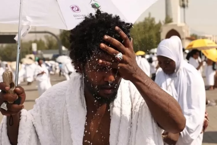 ragedi Haji 2024: Ribuan jemaah meninggal akibat suhu panas ekstrem, krisis iklim memicu dampak global yang mendesak solusi segera. (Instagram @greenfaith.id / HukamaNews.com)