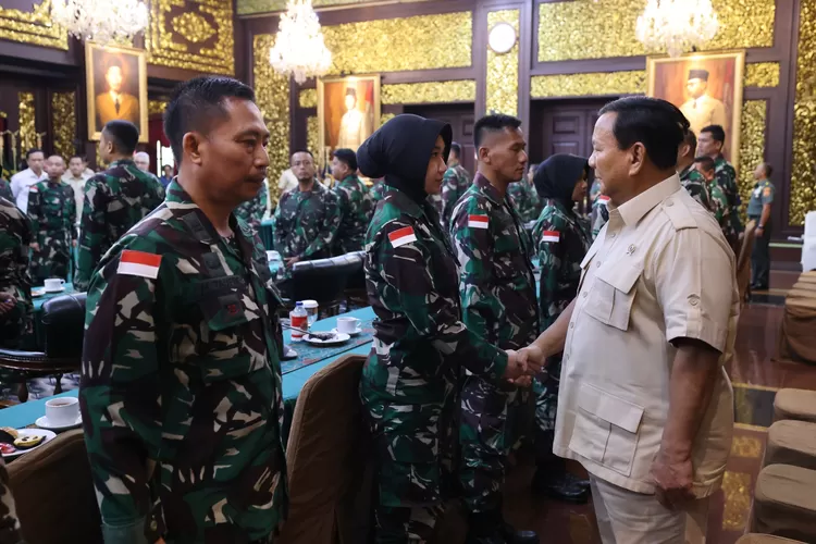  Menteri Pertahanan, Prabowo Subianto, memberikan pembekalan kepada 40 personel tenaga kesehatan (nakes) TNI yang akan berangkat untuk misi kemanusiaan di Gaza. Acara ini berlangsung di Ruang Bhinneka Tunggal Ika (BTI), Kemhan, Jakarta, pada Rabu (7/8/2024)