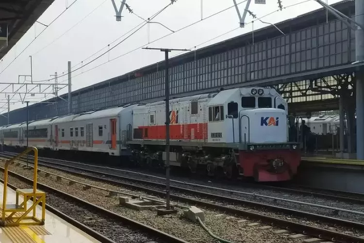 Jangan lewatkan promo HUT RI ke-79! Diskon 50% tiket kereta eksekutif &amp; 21% lainnya. Cuma Agustus, buruan pesan sekarang! (KAI / HukamaNews.com)