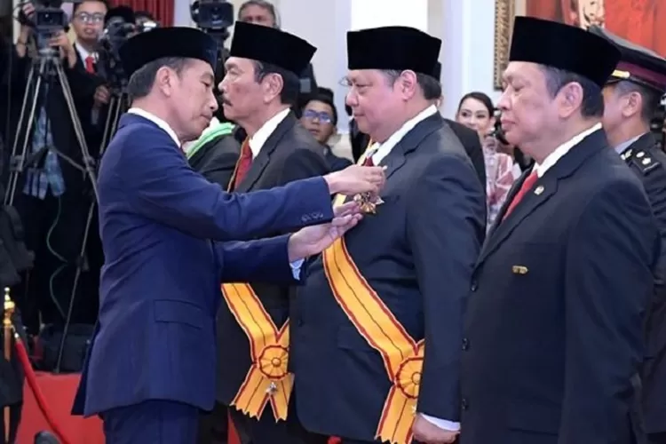 Airlangga dan Luhut Terima Penghargaan Bintang Republik Indonesia Utama dari Jokowi (Golkar / HukamaNews.com)