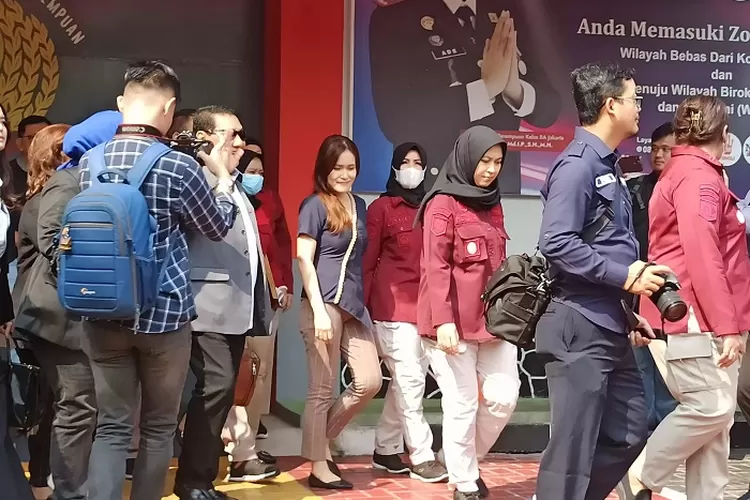 Jessica Wongso bebas bersyarat setelah 8 tahun dihukum. Wajib lapor hingga 2032, tanda babak baru dalam kasus kopi sianida. (tangkapan layar / HukamaNews.com)