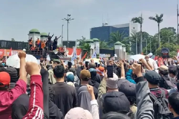 Ribuan orang protes di DPR, komika ikut orasi. RUU Pilkada memanas, suara rakyat versus kepentingan elit politik! (Net / HukamaNews.com)