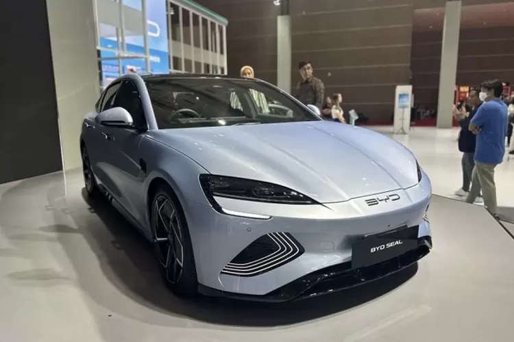 Jejak digital Bobby Nasution terungkap, diduga naik jet pribadi bersama keluarga. Publik pertanyakan sumber dana dan gratifikasi. (Laman Carscoops / HukamaNews.com)