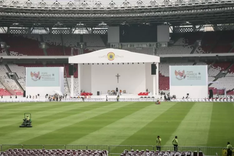 Ribuan umat padati SUGBK untuk misa Paus Fransiskus. Area rumput steril, tribun berwarna-warni&mdash;simak suasana menjelang acara! (Net / HukamaNews.com)