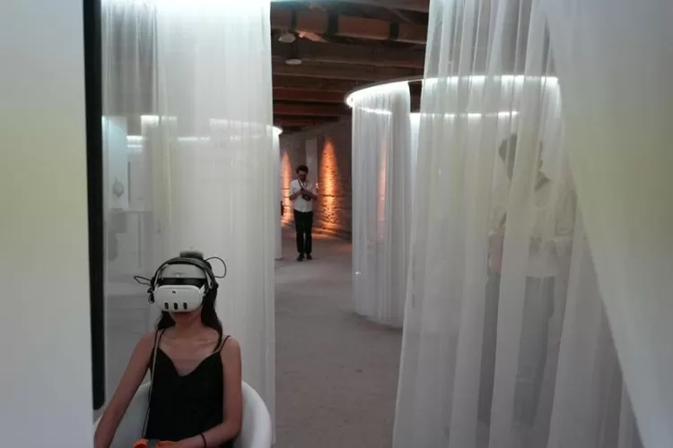 Festival Film Venesia 2024 ke-81 hadirkan Venice Immersive dengan teknologi VR, AR, dan XR, menawarkan pengalaman menonton yang imersif. (ANTARA/Xinhua/Zhang Xinwen/ HukamaNews.com)