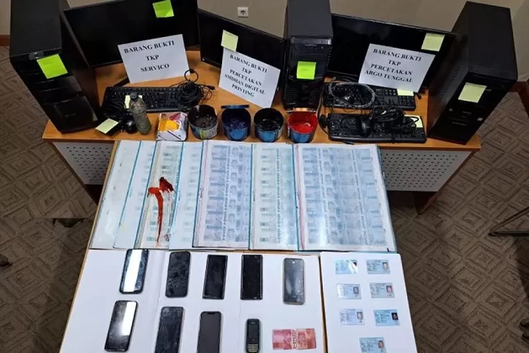 Barang bukti penggerebekan produksi uang palsu di Bekasi (Bareskrim Polri / HukamaNews.com)