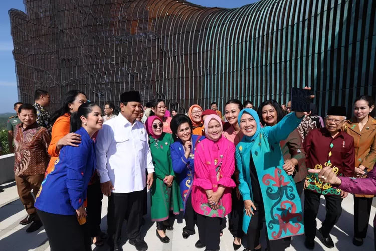 Momen Seru Prabowo Selfie Bareng Iriana dan Ibu-ibu di IKN (TKN / HukamaNews.com)