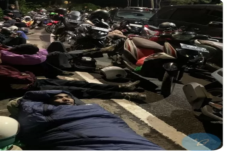 Salah satu akun X gambarkan saking parahnya kemacetan di Puncak, Bogor, saat long weekend warga memilih tidur di pinggiran jalan (Ist)