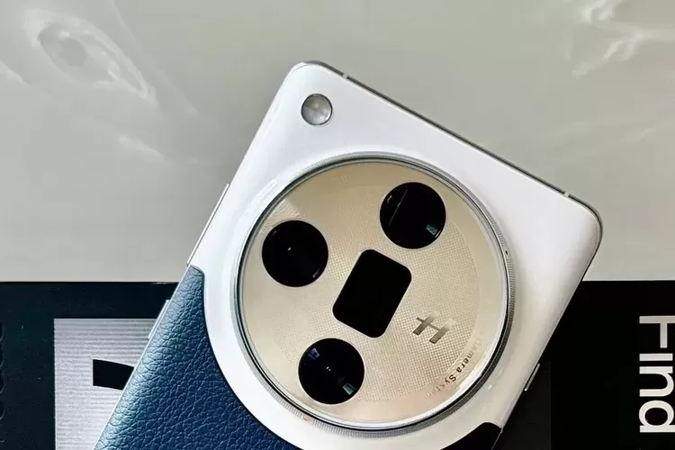 Oppo Find X8 hadir dengan fitur mirip iPhone, termasuk wireless charging magnetik dan kamera canggih. Temukan semua detailnya! (oppo find x8 series / HukamaNews.com)