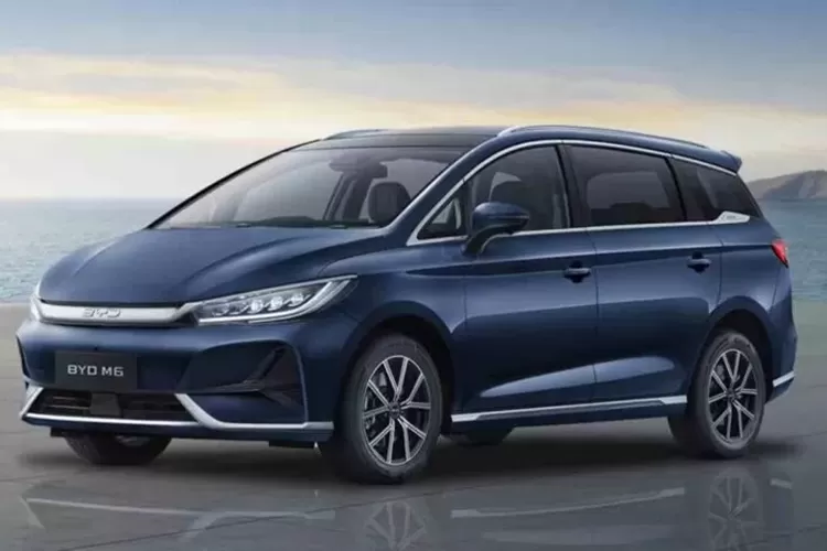 Temukan keunggulan BYD M6, MPV listrik dengan teknologi canggih, siap bersaing di pasar otomotif Indonesia di GIIAS 2024! (BYD M6 / HukamaNews.com)