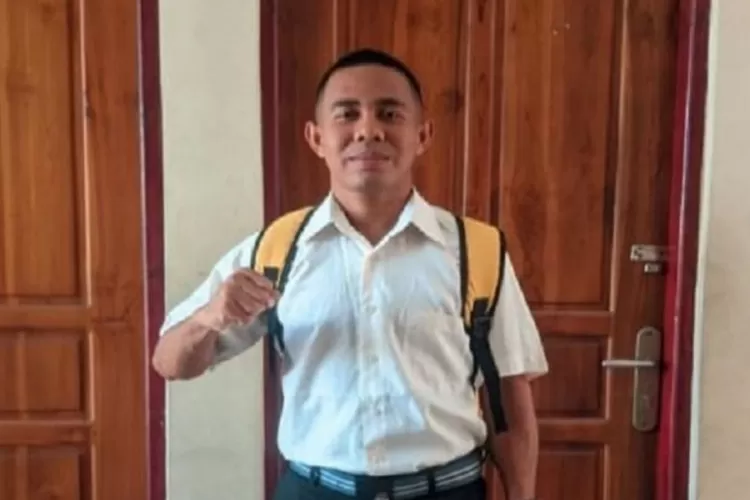 Joni, si pemanjat tiang bendera viral, kini lulus jadi calon bintara TNI AD (PMJ News / HukamaNews.com)