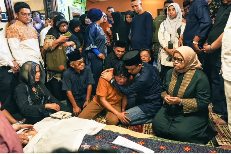 Anies Baswedan dan istri Fery Farhati melayat ke rumah duka Ikang Fawzi yang kehilangan istri tercinta Marissa Haque (Ist)