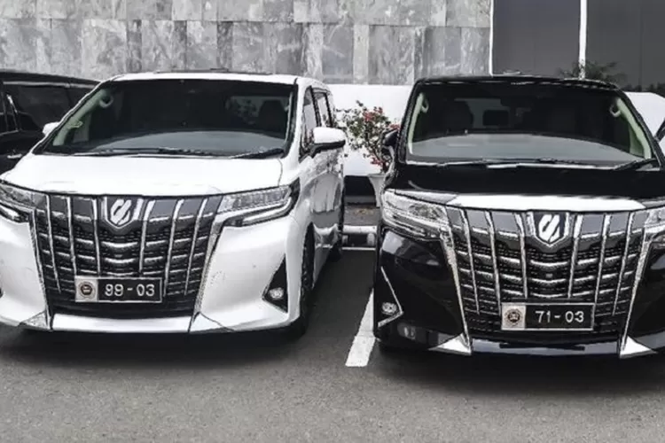 Anggota DPR kini punya mobil operasional dengan pelat nomor khusus. Simak manfaat dan kontroversinya di sini! (ANTARA - MUHAMMAD ADIMAJA / HukamaNews.com)