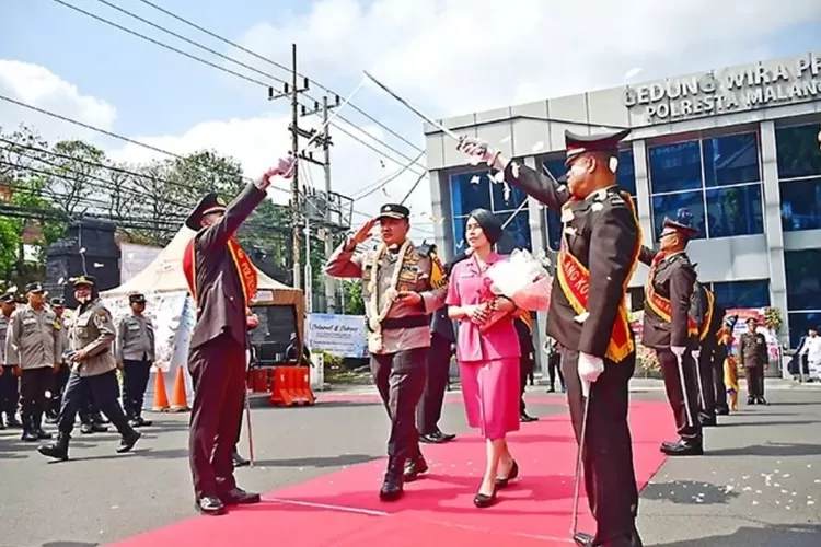 Tradisi Pedang Pora dalam acara Lepas Sambut Kapolresta Malang Kombes Pol Nanang Haryono menggantikan Kombes Pol Budi Hermanto di Halaman Kantor Kapolresta Malang Kota, Kota Malang, Selasa (8/10/2024).