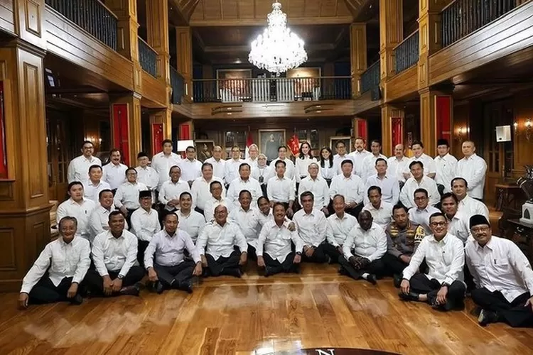 Mayor Teddy muncul di foto bareng calon menteri Prabowo, benarkah ia akan dapat posisi penting? Simak spekulasi perannya! (Instagram @yusril / HukamaNews.com)