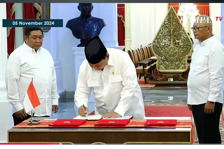 Presiden Prabowo tandatangani PP Penghapusan Piutang Macet kepada UMKM pada bidang pertanian, perkebunan, peternakan, dan kelautan serta UMKM lainnya, Selasa (5/11) foto: Kompastv