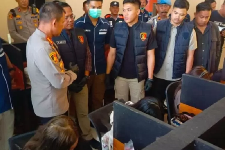 Polisi bongkar kantor judol berkedok toko kain di Bandung, tangkap 5 pelaku dengan omzet mencapai ratusan juta per bulan. (Ist / HukamaNews.com)