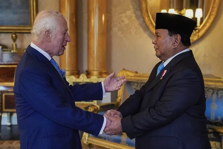 Prabowo ungah foto bareng Raja Charles III, sampaikan terima kasih dan undang berkunjung ke Indonesia untuk kolaborasi lingkungan. (Instagram @prabowo / HukamaNews.com)