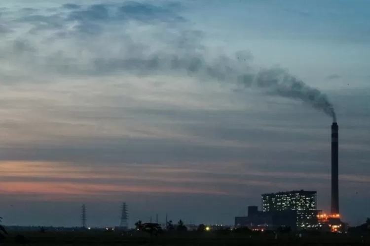 PLTU Indramayu 1 terlihat mengepulkan asap tebal pada malam hari. Emisi dari PLTU 1 ditengarai menjadi penyebab banyaknya penderita gangguan pernapasan pada penduduk di sekitar lokasi pembangkit listrik berbagan bakar batubara ini.