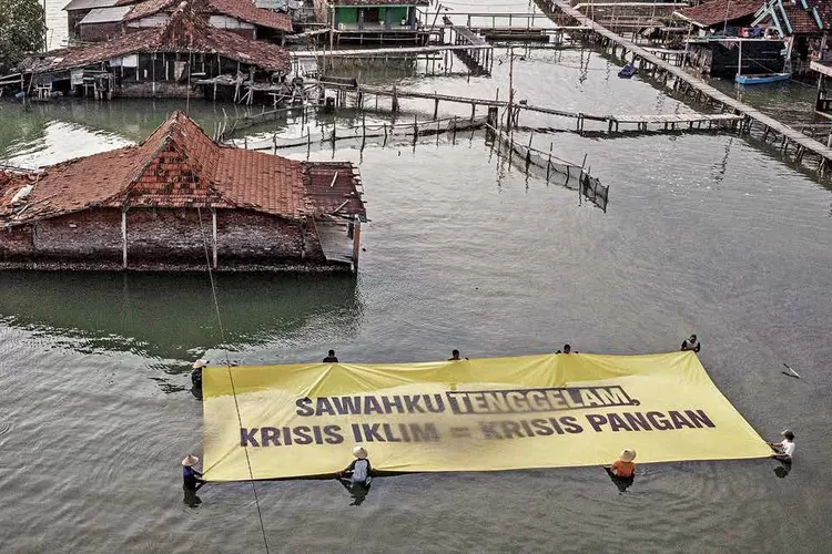 Perkampungan di Kabupaten Demak, Jawa Tengah, terendam banjir rob pada Senin 6 Mei 2024. Banjir rob hanyalah salah satu dari banyak bukti nyata dampak perubahan iklim.