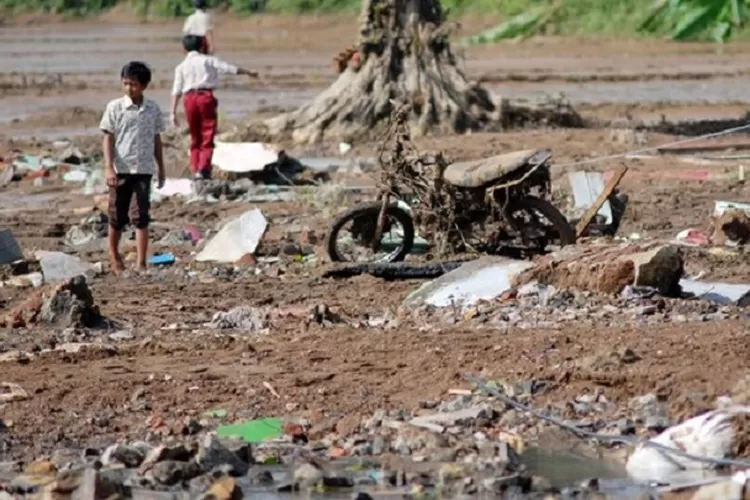 Bencana alam Sukabumi menyebabkan 8 korban tewas, termasuk seorang anak 8 tahun. Pencarian korban dan pemulihan infrastruktur terus dilakukan. (BPBD Sukabumi / HukamaNews.com)