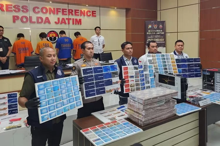 Polisi Polda Jatim bongkar jaringan judi online internasional dengan omzet Rp200 miliar, menangkap enam tersangka dan buron tiga lainnya. (Polda Jatim / HukamaNews.com)