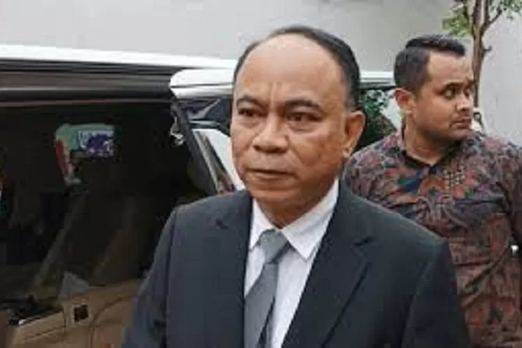 Mantan Menkominfo, Budi Arie Setiadi, diperiksa Bareskrim Polri. Kasus apa yang menyeretnya? Ikuti update terbarunya di sini (HukamaNews.com)