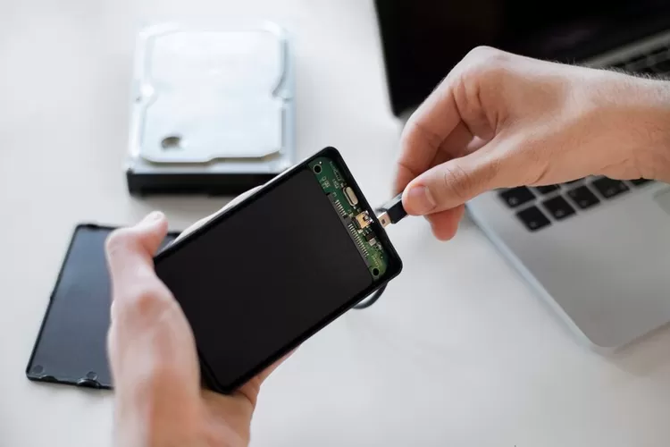 Ilustrasi: Penyebab HP mati sendiri bisa beragam. Temukan solusi mudah untuk mengatasi masalah ini dan jaga HP tetap awet (Freepik / HukamaNews.com)