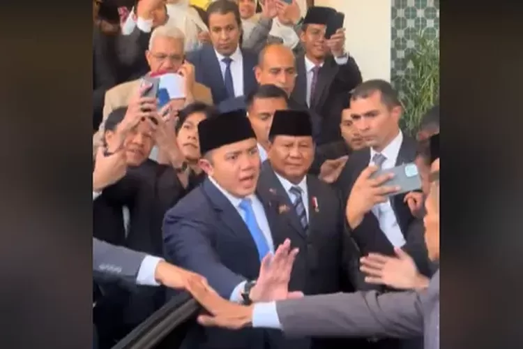Mayor Teddy menegur pengawal Mesir saat Prabowo masuk mobil, momen yang jadi sorotan publik dalam kunjungan kenegaraan ke Mesir. (Tangkapan layar TikTok / HukamaNews.com)