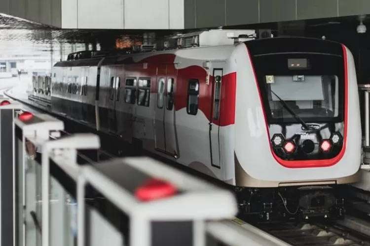 LRT Jabodebek perpanjang jam operasional malam tahun baru, memberikan kenyamanan perjalanan tanpa kemacetan. Cek jadwalnya! (KAI / HukamaNews.com)