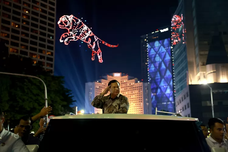 Prabowo hadir di Bundaran HI malam Tahun Baru, sapa warga dengan Maung Garuda. Kedekatan pemimpin &amp; rakyat terasa hangat (Dok.Promedia / HukamaNews.com)