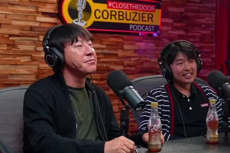 Asisten Shin Tae-yong curhat di tengah isu pergantian pelatih Timnas Indonesia. Apa yang sebenarnya terjadi? Simak ulasannya! (Podcast / HukamaNews)