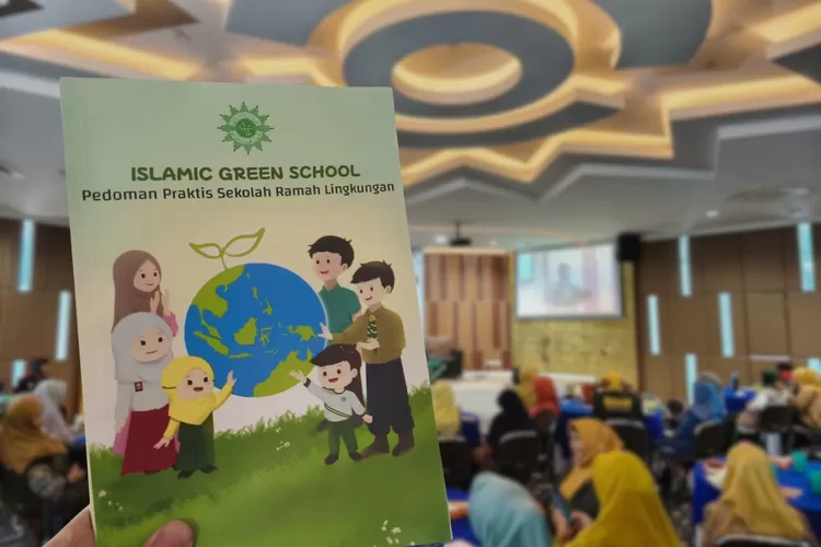 Buku Islamic Green School, panduan praktis untuk menciptakan sekolah ramah lingkungan berbasis nilai-nilai Islam.