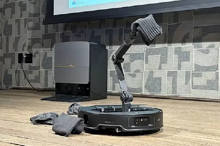 Roborock Saros Z70 hadir dengan lengan mekanis canggih, solusi pintar untuk pembersihan rumah tanpa hambatan. Inovasi CES 2025! (Roborock / HukamaNews.com)
