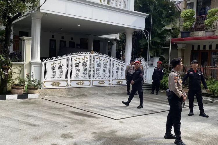 Rumah Sekjen PDIP Hasto Kristiyanto digeledah KPK, dua flashdisk dan buku dibawa. Akankah ini ungkap kasus besar? (HukamaNews.com)