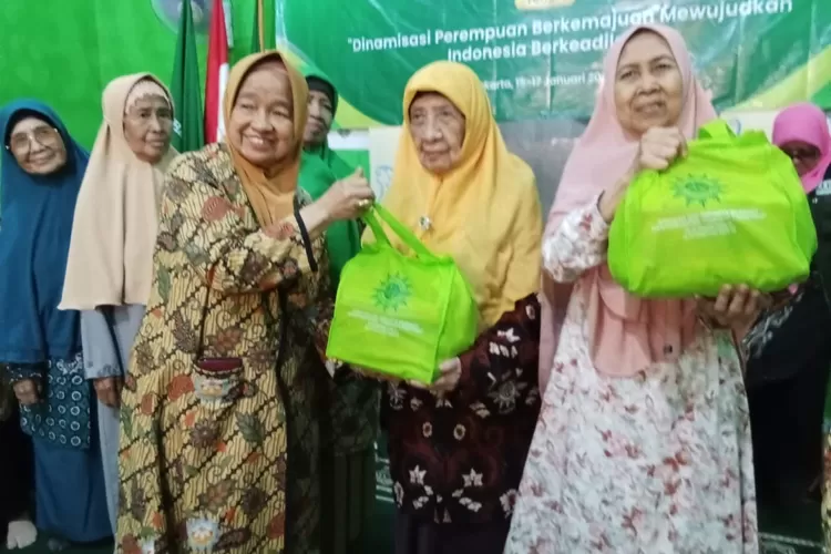 Acara santunan santunan lansia dan dhuafa yang digelar oleh Pimpinan Wilayah Aisyiyah (PWA) DKI Jakarta di Kampung Sawah, Cilincing, Jakarta Utara,  Kamis 9 Januari 2025