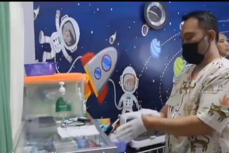 Aiptu Pudjo Hartono , personil Polres Semarang saat melayani masyarakat sekitar yaa g hendak khitan, Sabtu (11/1) (Elizabeth Widowati )