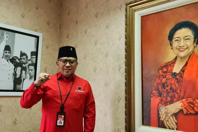 Sekjen PDIP Hasto Kristyanto dan foto Ketua Umum PDIP Megawati Soekarnoputri,