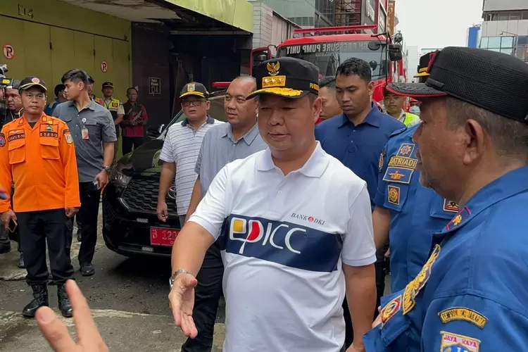 Keluarga korban kebakaran Glodok Plaza menanti kabar. Pencarian korban dan bantuan Pemprov DKI terus diupayakan maksimal. (HukamaNews.com)