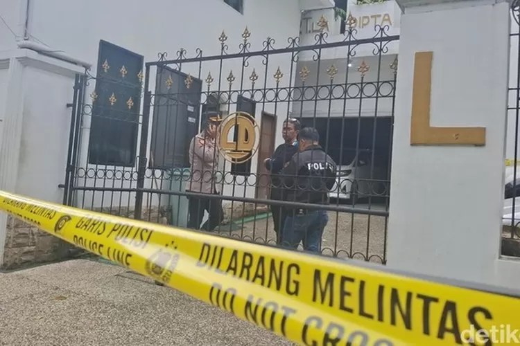 Satpam tewas bersimbah darah. Polisi amankan majikan sebagai pelaku, diduga dipicu perselisihan. (Dok. Detik / HukamaNews.com)