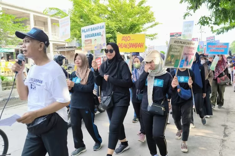 Aksi long march sosialisasi kegiatan pemilahan sampah di Kabupaten Kendal Jawa Tengah  (Elizabeth Widowati )